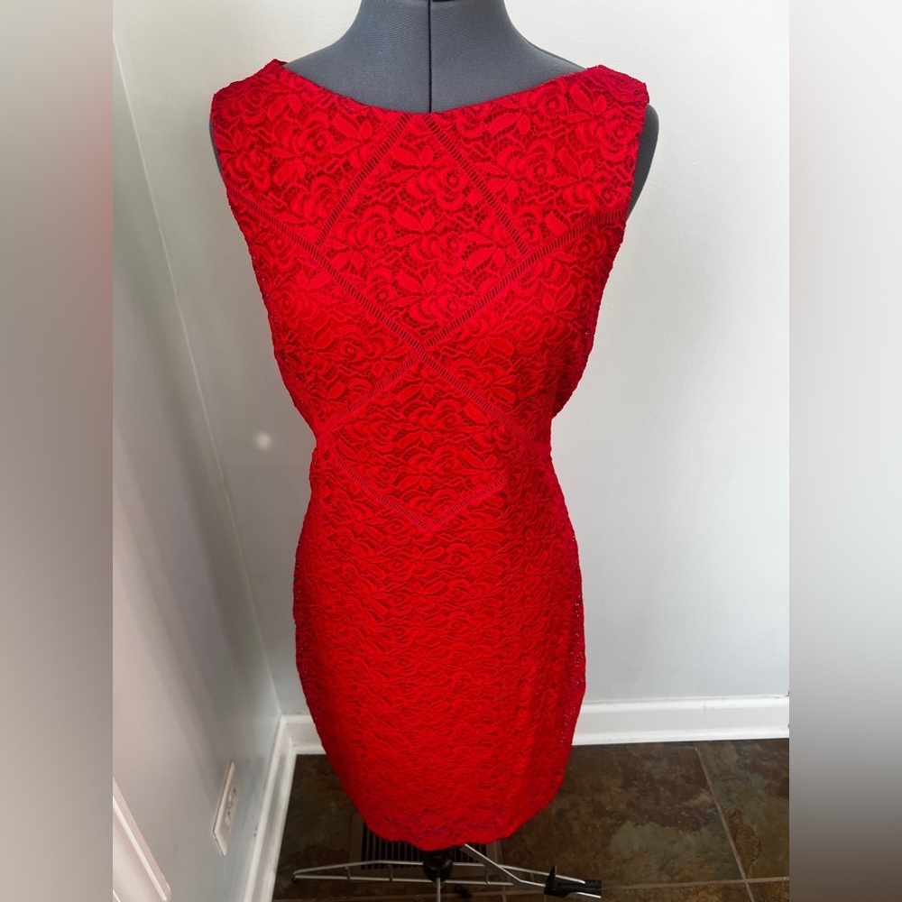 Bebe Sz XL Red Lace form-fitting Stretchy Sheath silhouette w/ diamond-cut back